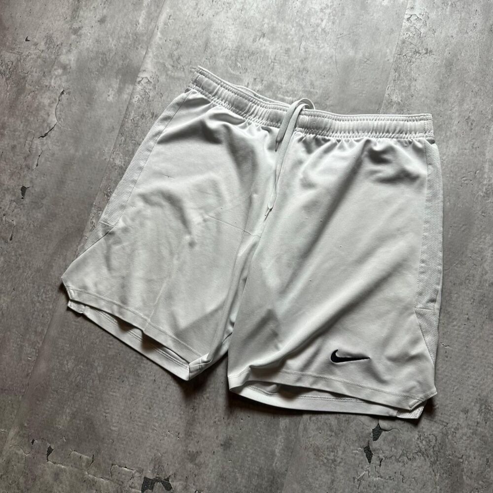 Nike Men's White and Cream Shorts